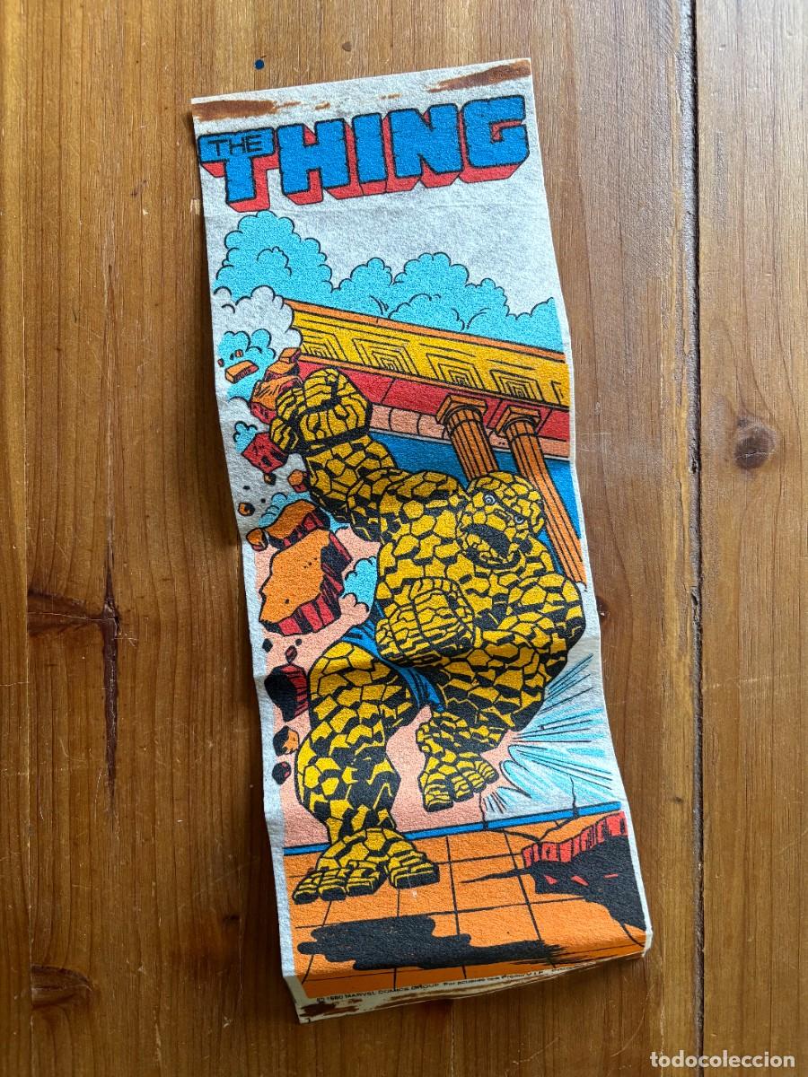 Coleccionismo: BANDERIN ORIGINAL A&Ntilde;O 1980 TIPO FIELTRO MEDIDA 29X11 CMS. MARVEL COMICS THE THING LA COSA, PRODECO