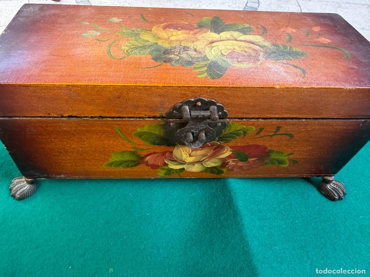 Collectionnisme: P-JOYERO ANTIGUO DE MADERA VINTAGE DECORADO CON PINTURAS FLORALES Y PATAS DE GARRA