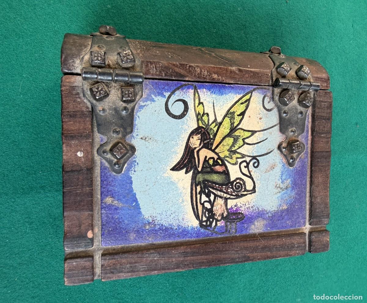 Coleccionismo: P-JOYERO ANTIGUO DE MADERA VINTAGE DECORADO CON PINTURA Y FORMA DE LIBRO CON GRANDES VISAGRAS