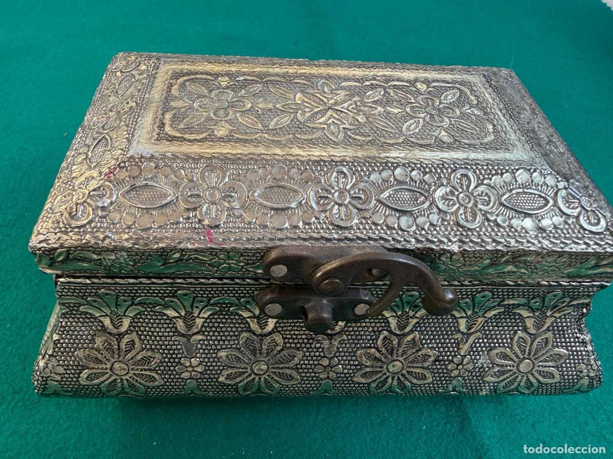 Coleccionismo: P-JOYERO ANTIGUO DE ALPACA LABRADA Y PULIDA VINTAGE DECORADO CON GRABADOS FORRADO EN ROJO