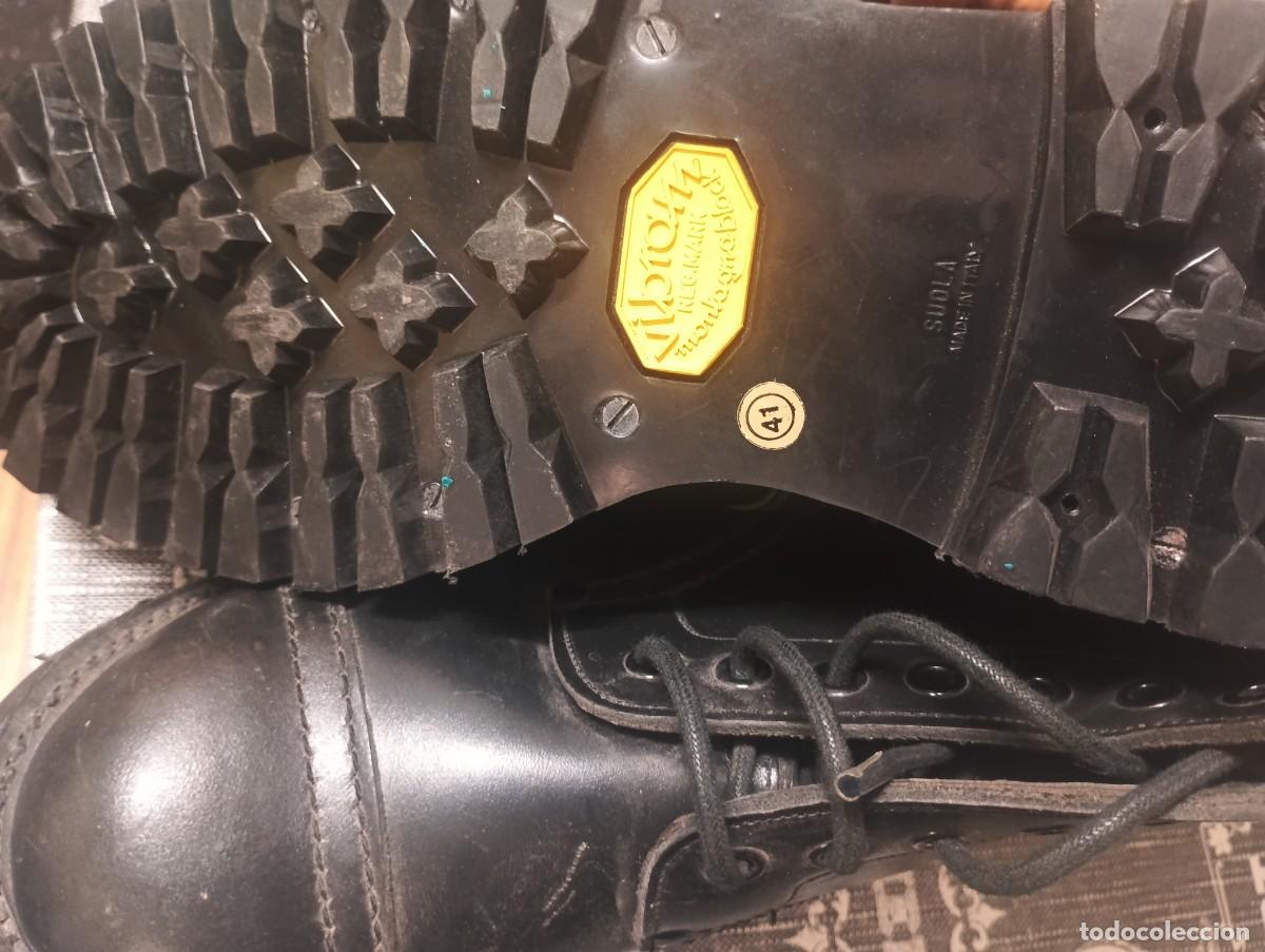 Coleccionismo: Lote de botas militares de alta monta&ntilde;a. Descalzador y horma de madera.