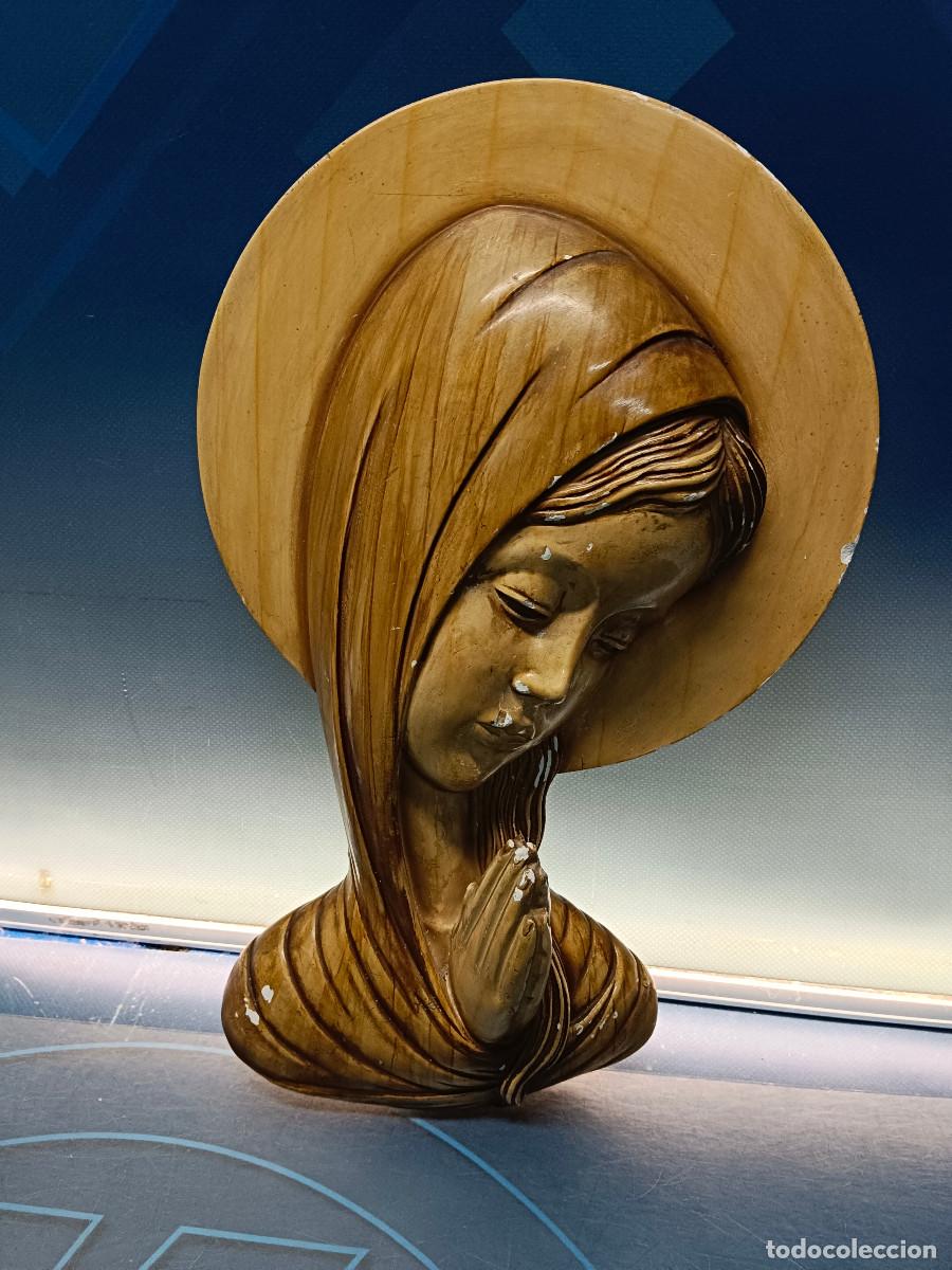 Coleccionismo: Imagen de la Virgen Mar&iacute;a rezando, 40x25x08 cm. estuco