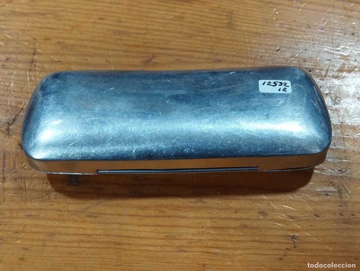 Coleccionismo: FUNDA DE GAFAS DE ALUMINIO. CON DIBUJO EN TAPA.
