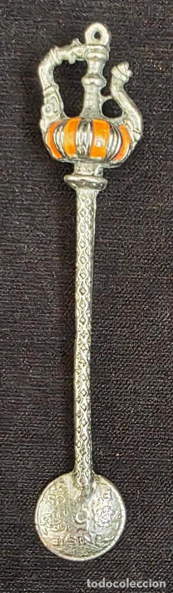 Colecionismo: Cucharilla Souvenir Oriental con Jarra Esmaltada Naranja y Motivos &Aacute;rabes Vintage 12 cm