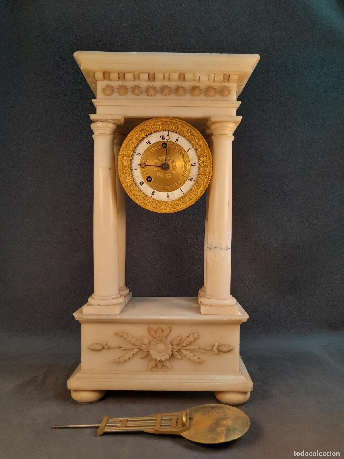 Coleccionismo: RELOJ DE SOBREMESA DE P&Oacute;RTICO EN ALABASTRO CON APLICACIONES DORADAS.SIGLO XIX.