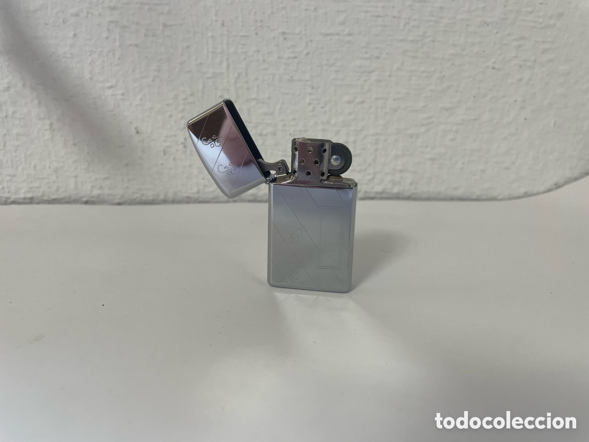 Coleccionismo: Zippo Slim Cromado Grabado Fleur-de-Lis 1996 USA Funciona