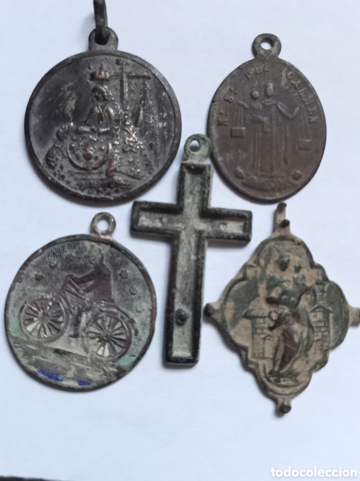 Coleccionismo: 4 MEDALLAS Y CRUCIFIJO - A CLASIFICAR