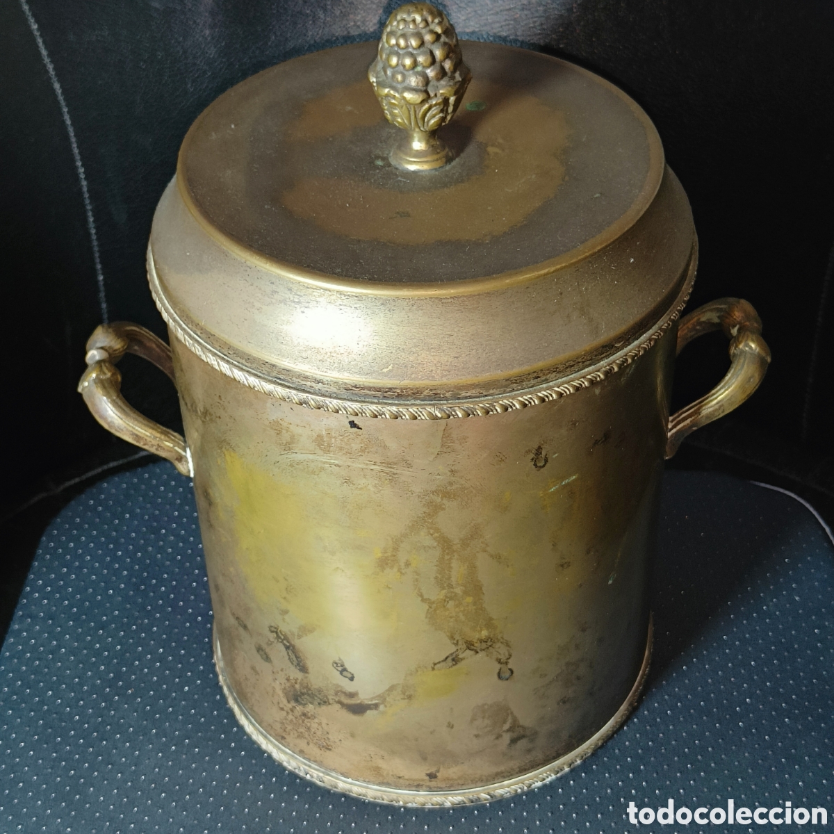 Coleccionismo: Antigua Cubitera de Hielo de Lat&oacute;n y Bronce con Tapa de Pi&ntilde;a - Estilo Hollywood Regency - A&ntilde;os 50