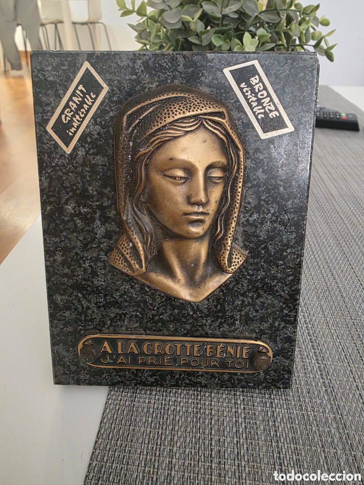 Coleccionismo: Placa funeraria de la Virgen Mar&iacute;a en bronce y granito