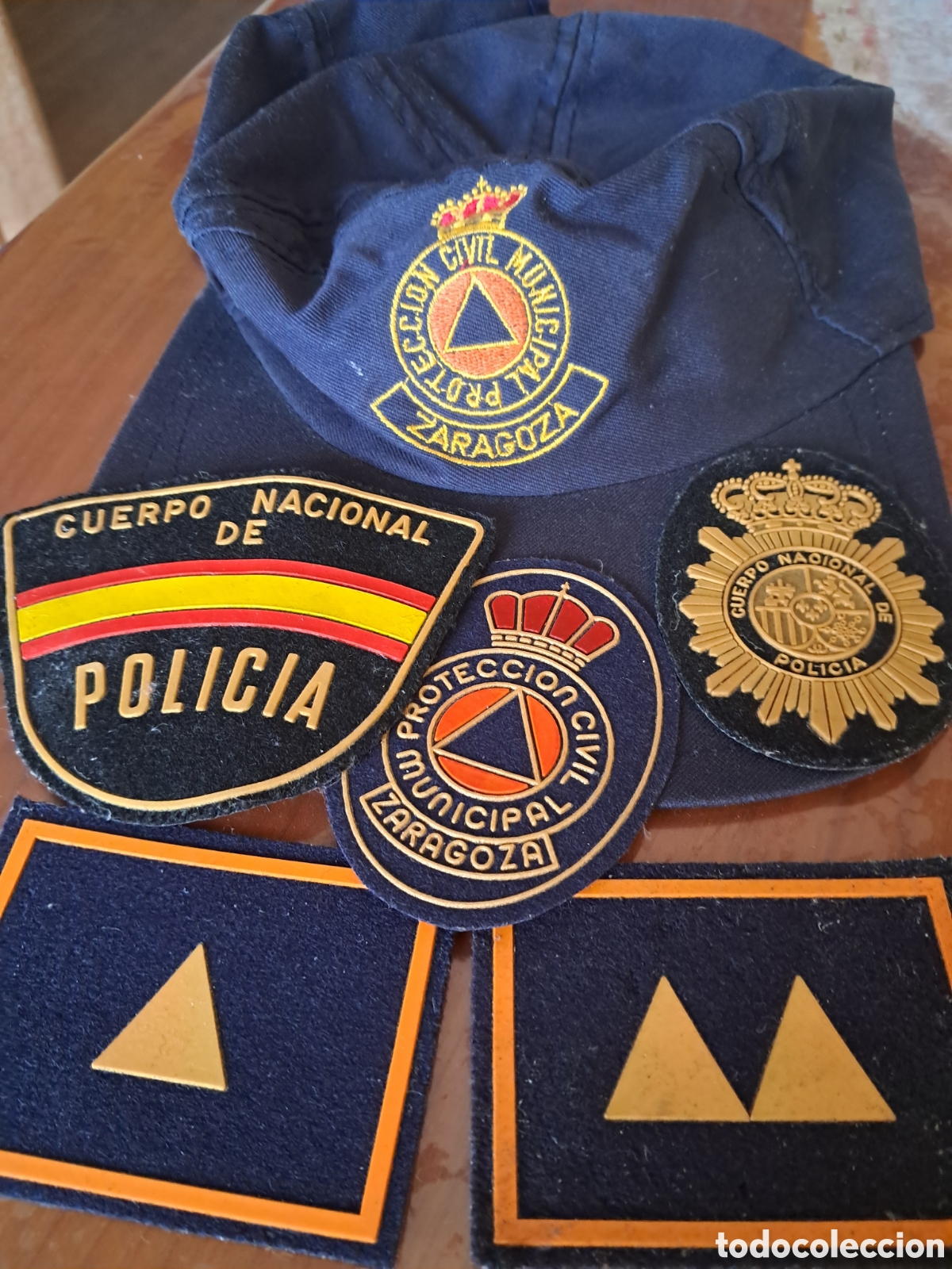 Colecionismo: Lote parches y gorra Protecci&oacute;n Civil y Polic&iacute;a Nacional