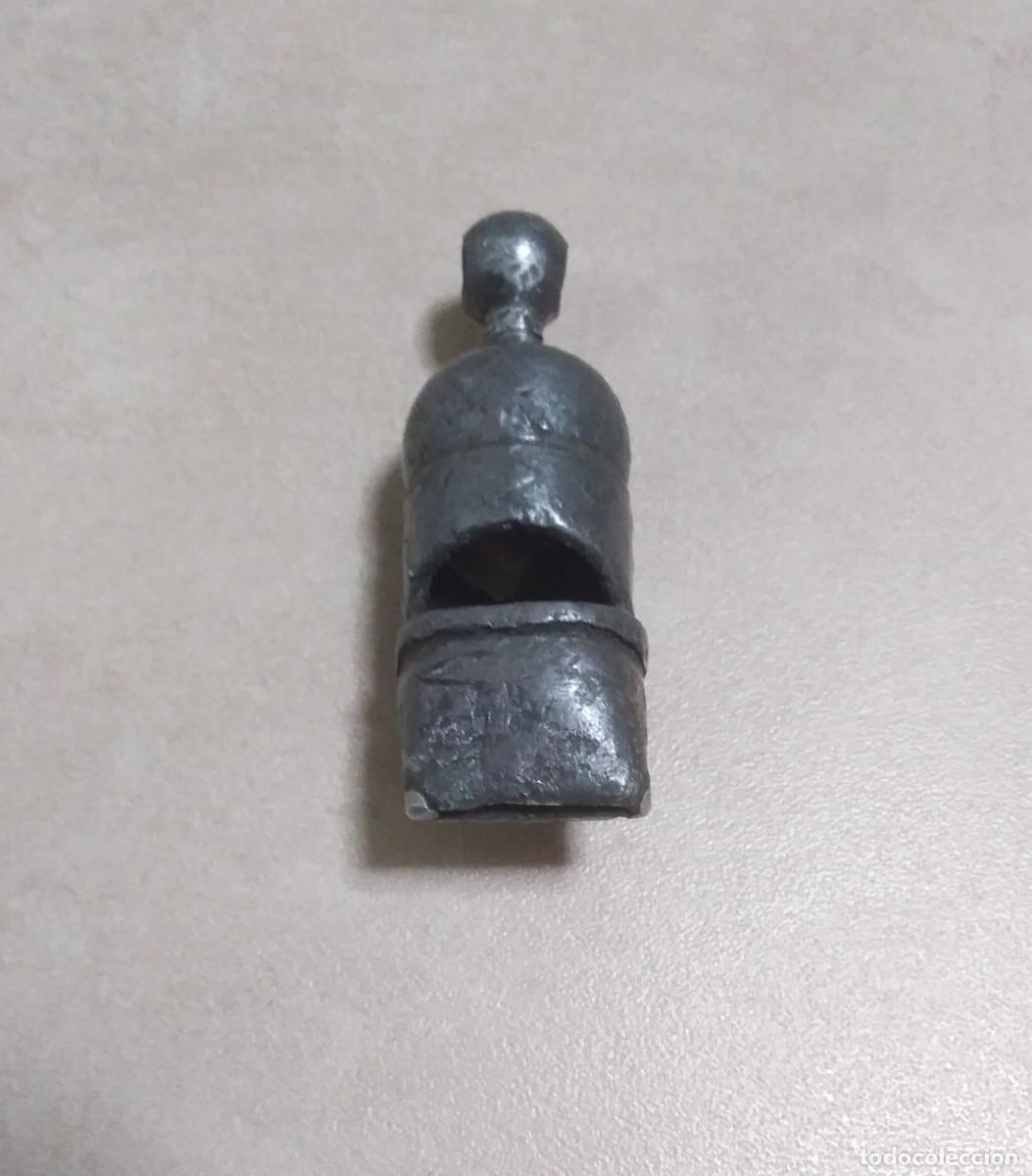 Coleccionismo: Antiguo silbato de plomo