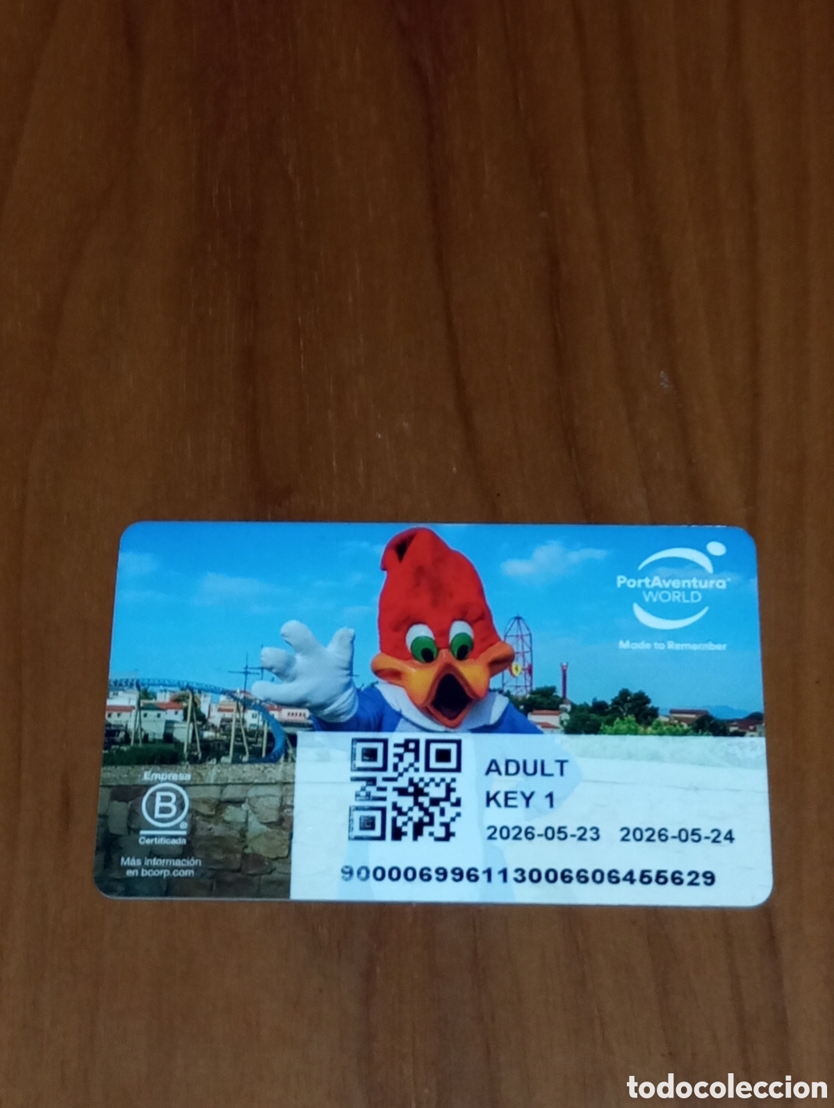 Collectionnisme: ENTRADA LLAVE TARJETA HOTEL Y PARQUE ATRACCIONES PORT AVENTURA 2026 P&Aacute;JARO LOCO WOODY 30 ANIVERSARIO