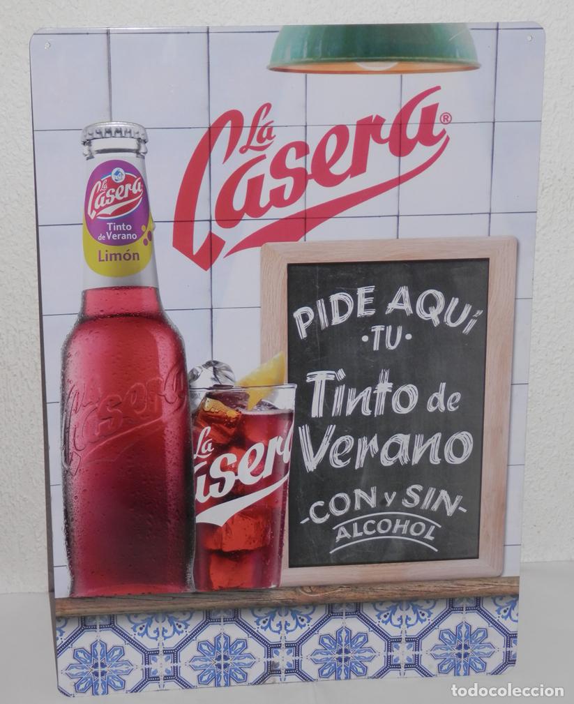 Sammeln: CARTEL MET&Aacute;LICO TINTO DE VERANO LA CASERA