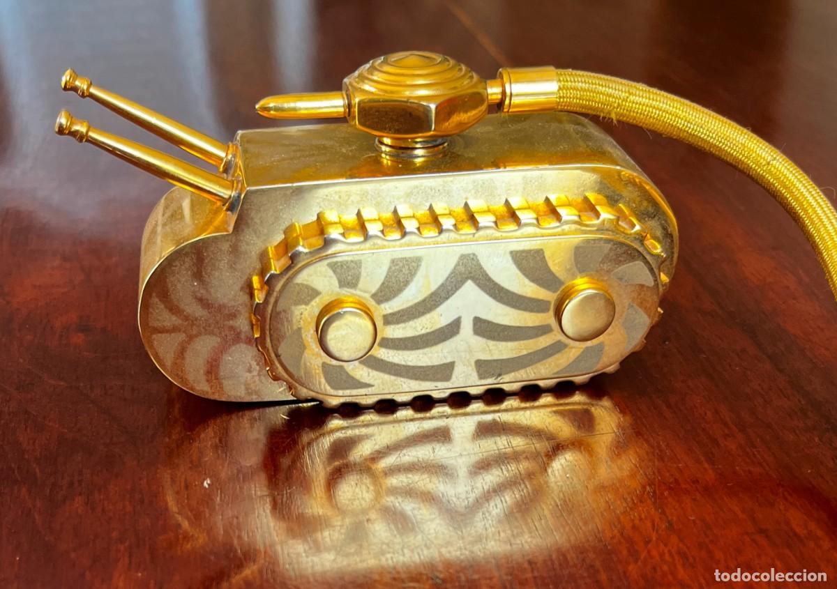 Collectionnisme: Original y muy llamativo frasco atomizador de perfume de tocador con forma de tanque, realizado en