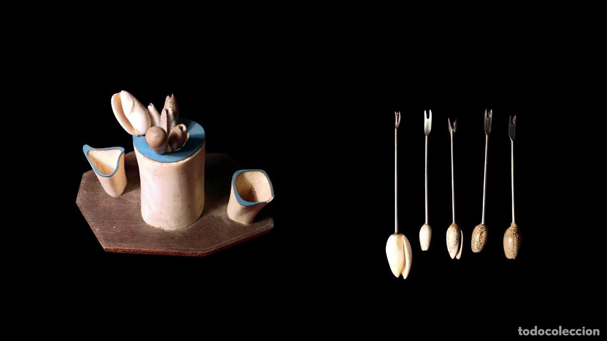 Collecting: JUEGO DE PALILLOS Y SOPORTE EN HUESO TALLADO - CARACOLAS Y CONCHAS MARINAS, A&Ntilde;OS 50/70, Muy Raro