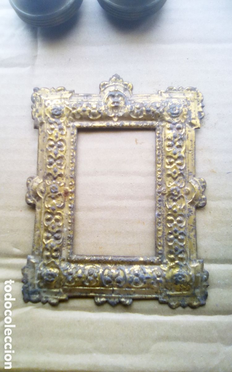 Coleccionismo: Antiguo marco dorado de hojalata para retrato. Mide 12 x 15,5 cm. Algunas se&ntilde;ales del tiempo.