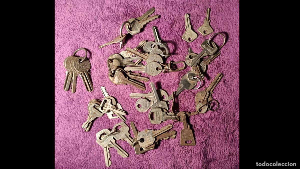 Collecting: LOTE DE APROXIMADAMENTE 35 LLAVES VINTAGE - MARCAS AZBE, TESA, ATLAS, COLMAR Y OTRAS - A&Ntilde;OS 60/80