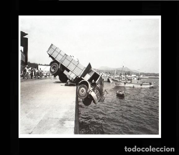 Colecionismo: [RIVEIRA]. NAUFRAGIO DE CAMION DE ADELINO PAZ. RIBEIRA. CORU&Ntilde;A. GALICIA. LAMINA FOTOGRAFICA.