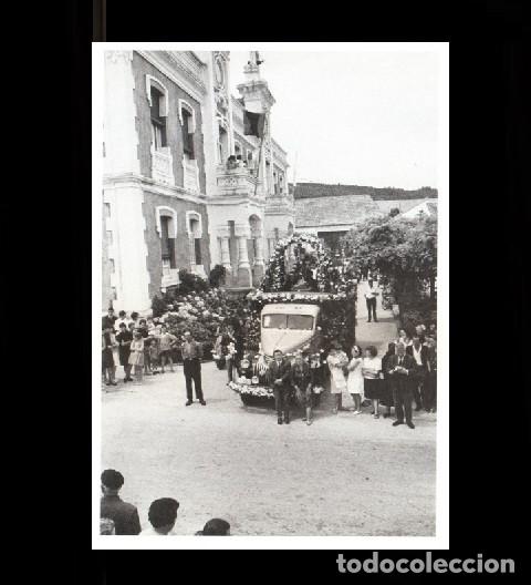 Coleccionismo: [RIVEIRA]. SAN CRISTOVO NA PRAZA DO CONCELLO. RIBEIRA. CORU&Ntilde;A. GALICIA. LAMINA FOTOGRAFICA.