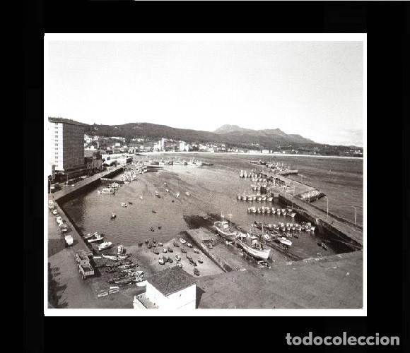 Collecting paper: [RIVEIRA]. VISTA XERAL DO PORTO 1960. RIBEIRA. CORU&Ntilde;A. GALICIA. LAMINA FOTOGRAFICA.