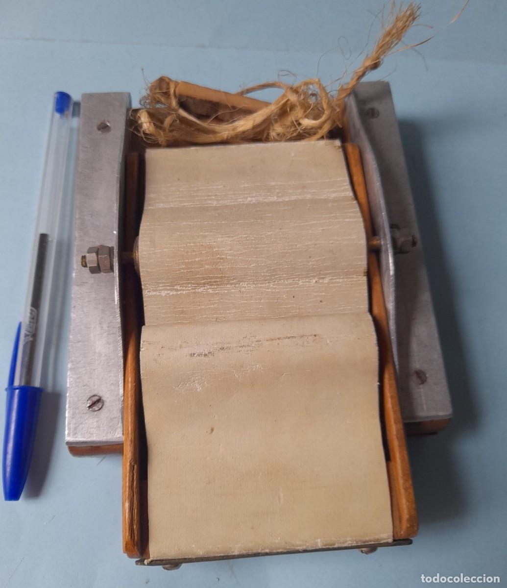 Coleccionismo: Antigua m&aacute;quina artesanal para liar tabaco y cigarrillos.