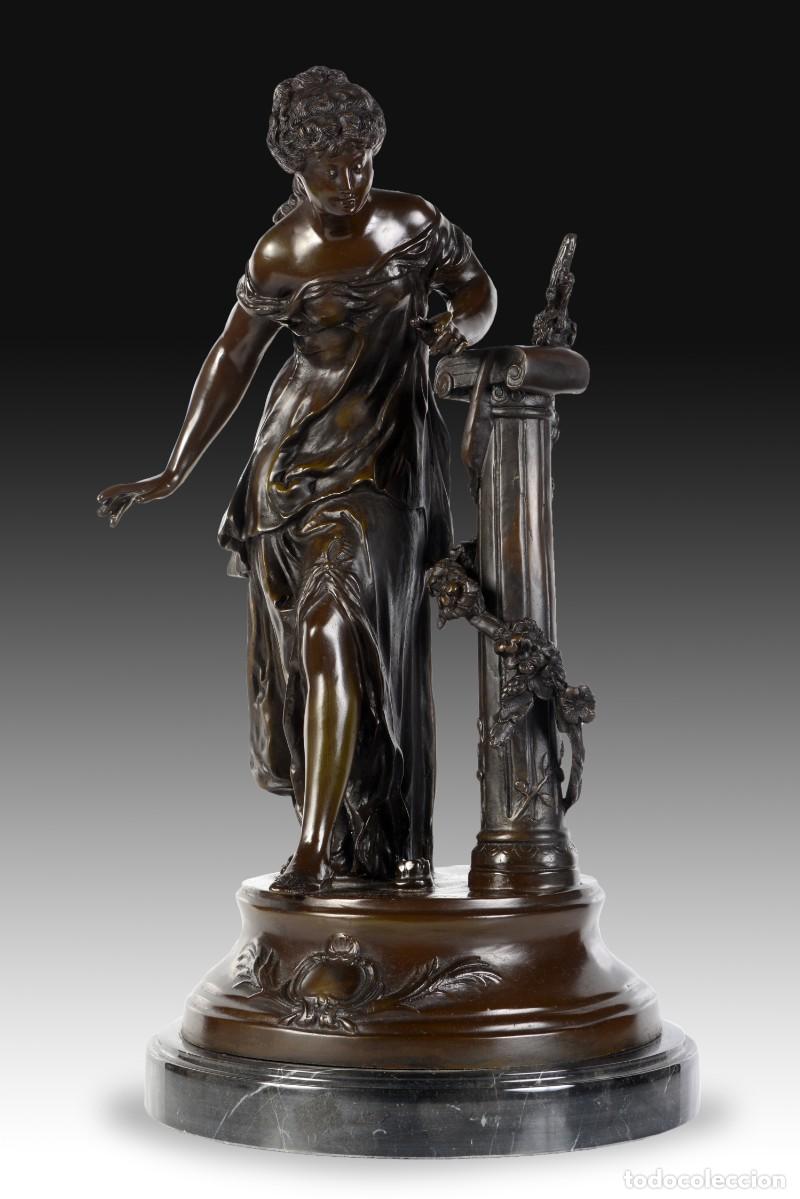 Coleccionismo: Escultura en bronce &ldquo;Dama apoyada en una columna&rdquo;.