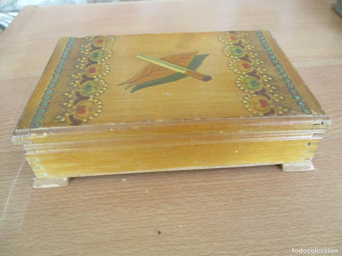 Coleccionismo: ANTIGUA CAJA PARA CIGARRILLOS DE MADERA DECORADA- MIDE 5X12.5X20 CM.