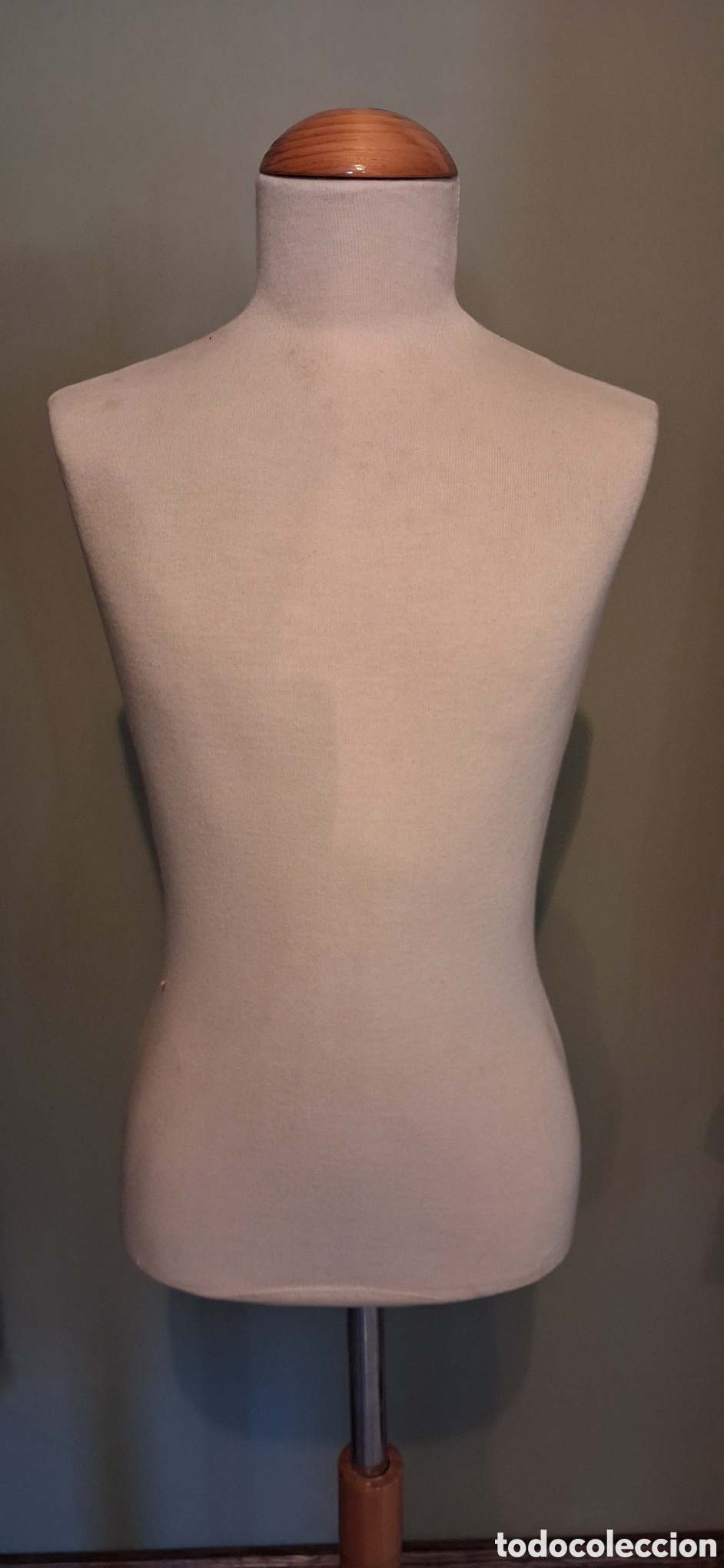 Coleccionismo: Maniqu&iacute; masculino. Base de madera