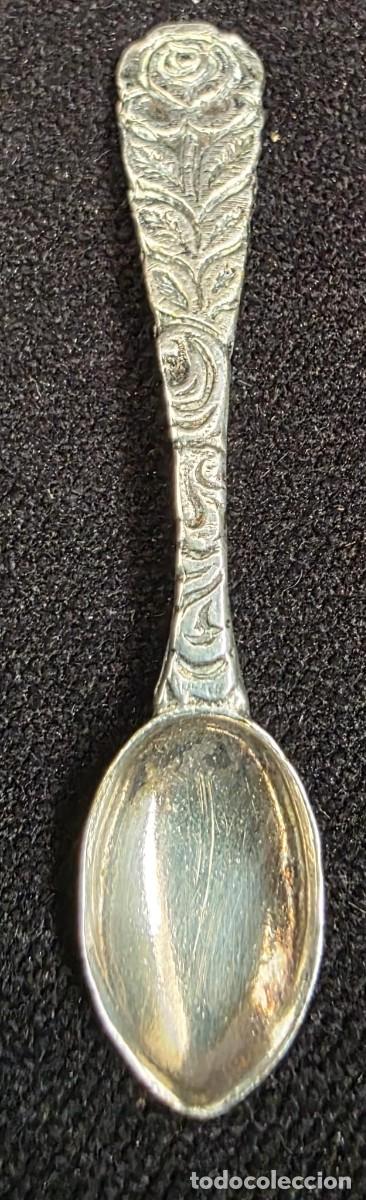 Coleccionismo: Cucharilla Antigua Decorativa con Motivo Floral de Rosa &ndash; Metal Plateado &ndash; 6 cm