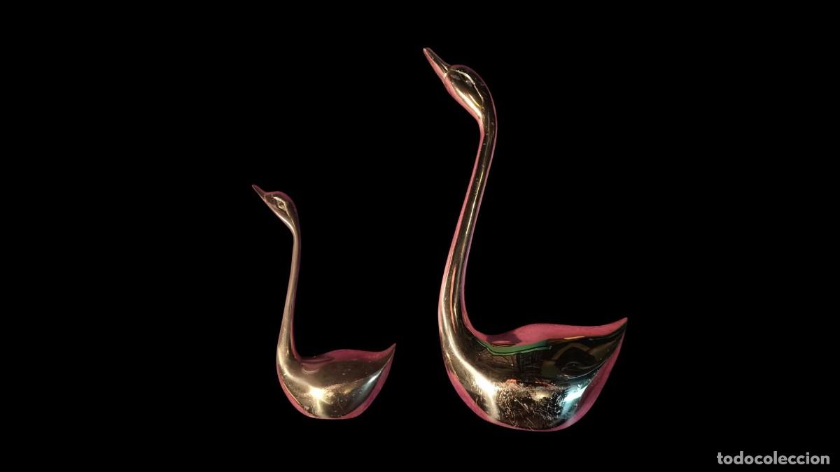 Coleccionismo: PAREJA CISNES LAT&Oacute;N PULIDO DORADO - ESCULTURA DECORATIVA VINTAGE - A&Ntilde;OS 60/70 - COLECCIONISTA