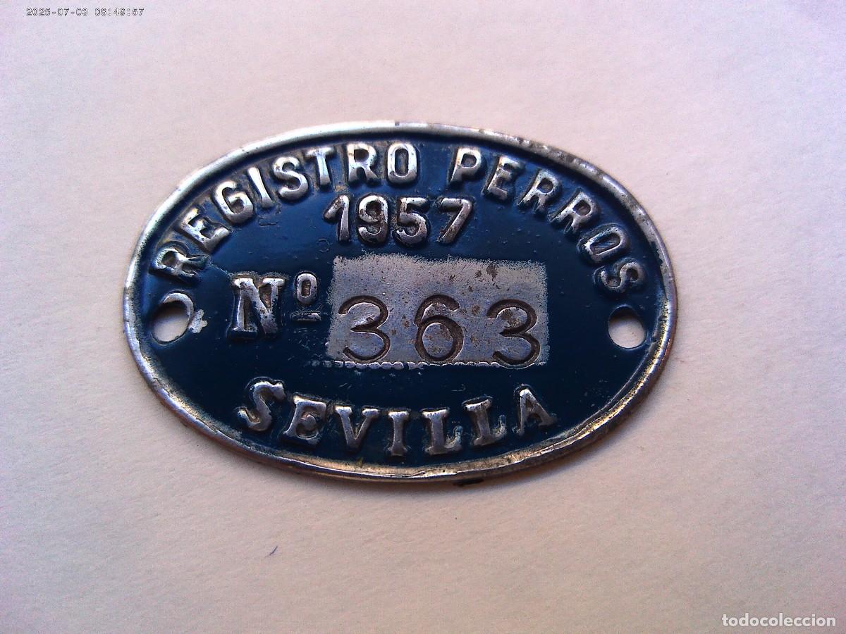 Coleccionismo: CHAPITA DE REGISTRO DE PERROS , 1957 . SEVILLA . NUMERADA