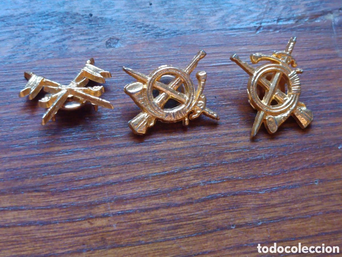 Coleccionismo: Tres insignias militares doradas vintage armada
