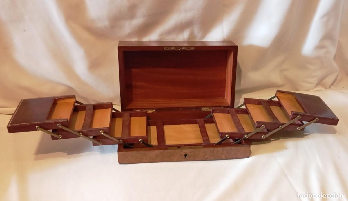 Coleccionismo: Caja Cigarrera de madera de ra&iacute;z de cipr&eacute;s. A&ntilde;os 20.