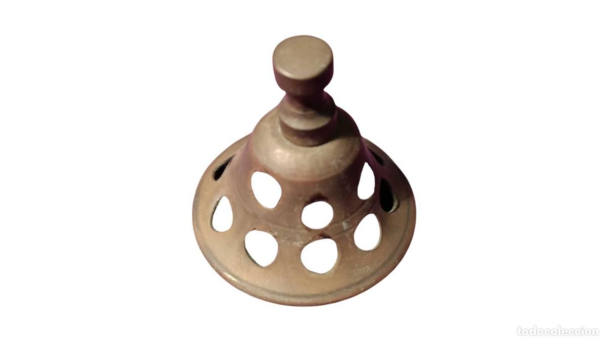 Coleccionismo: TAPA LAT&Oacute;N/BRONCE CALADA - FORMA CAMPANA - ORIFICIOS OVALADOS RADIALES - A&Ntilde;OS 40/60 - COLECCIONISTA
