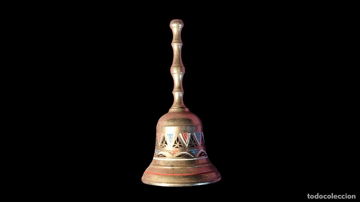 Coleccionismo: CAMPANA MANO LAT&Oacute;N CON ESMALTE &middot; MANGO TORNEADO BAMB&Uacute; &middot; FRANJA CLOISONN&Eacute; ROJO AZUL BLANCO - A&Ntilde;OS 50/