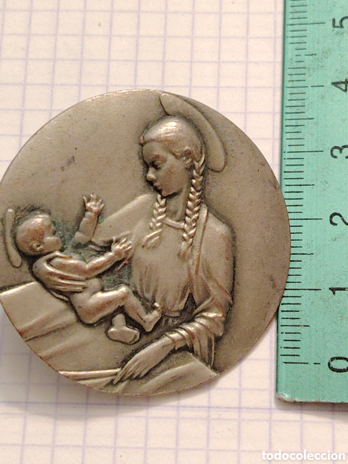 Coleccionismo: Chapa religiosa de Virgen con ni&ntilde;o para moto vespa