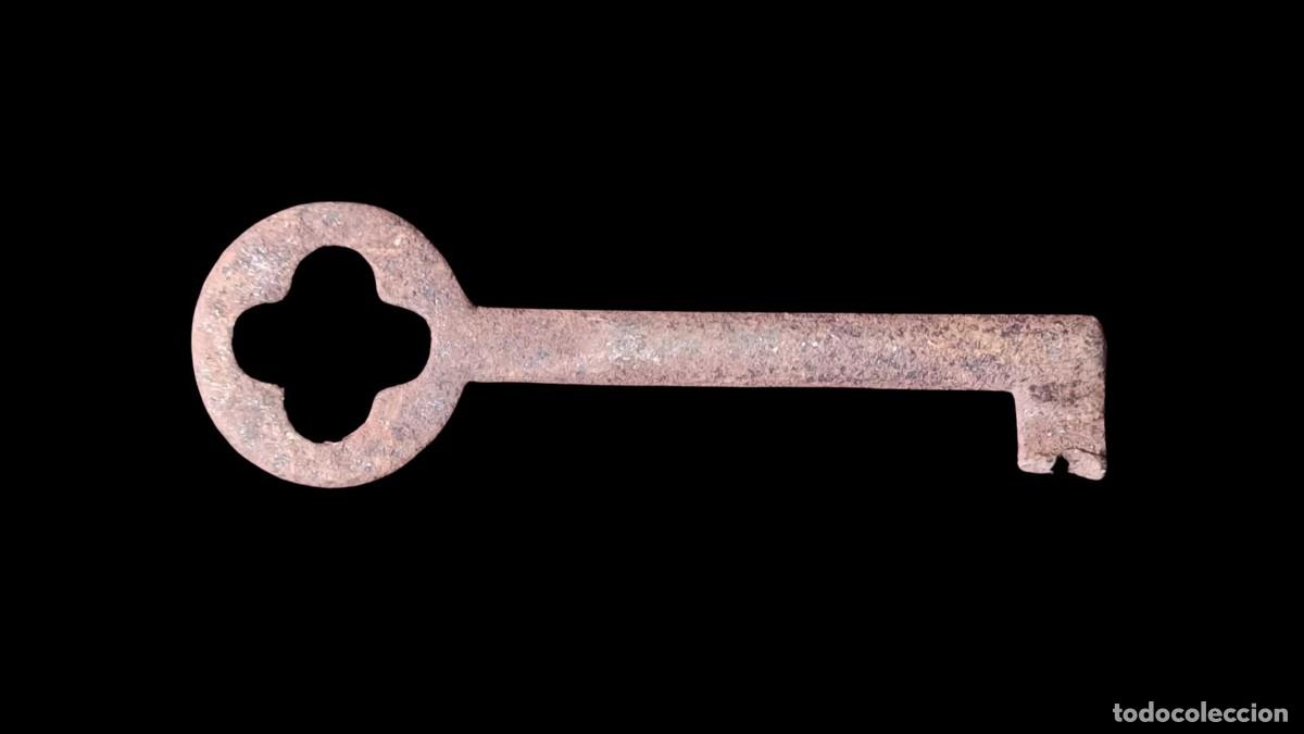 Colecionismo: LLAVE ANTIGUA DE HIERRO FORJADO - CABEZA EN CUADRIFOLIA G&Oacute;TICA - SIGLOS XIX-XX - PIEZA DE COLECCIONI