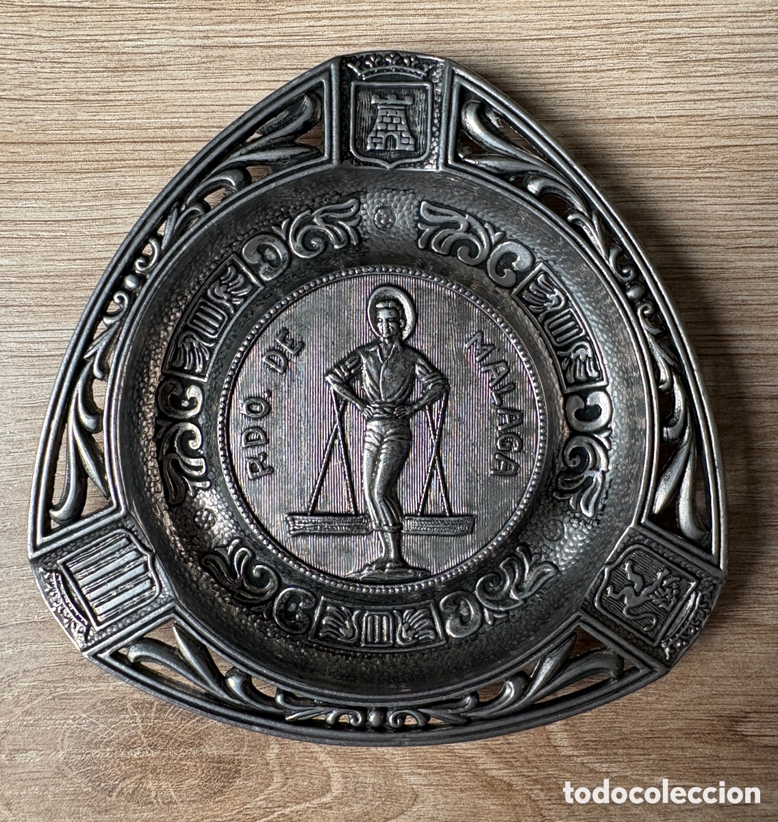 Coleccionismo: (L817) Cenicero metal repujado &middot; Recuerdo M&aacute;laga &middot; Biznaguero &middot; 11 cm