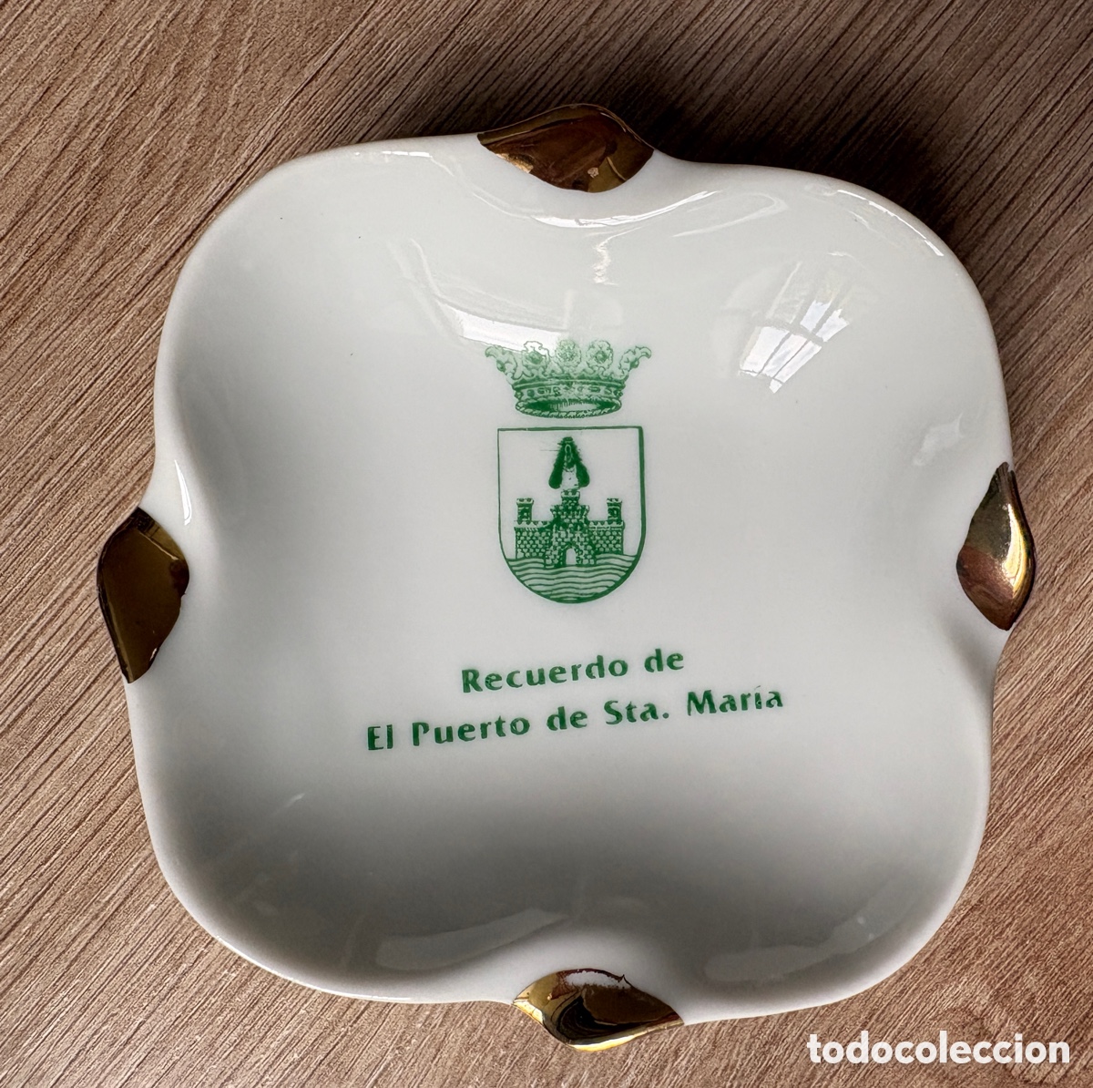 Collectionnisme: (L819) Cenicero porcelana souvenir &middot; El Puerto de Sta. Mar&iacute;a &middot; escudo &middot; dorado