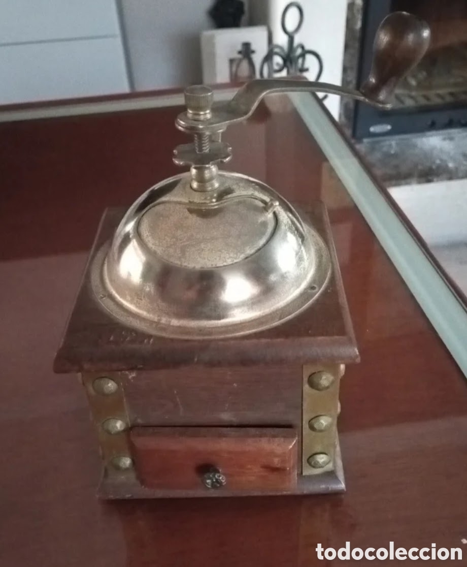Collecting: Molinillo en madera y metal