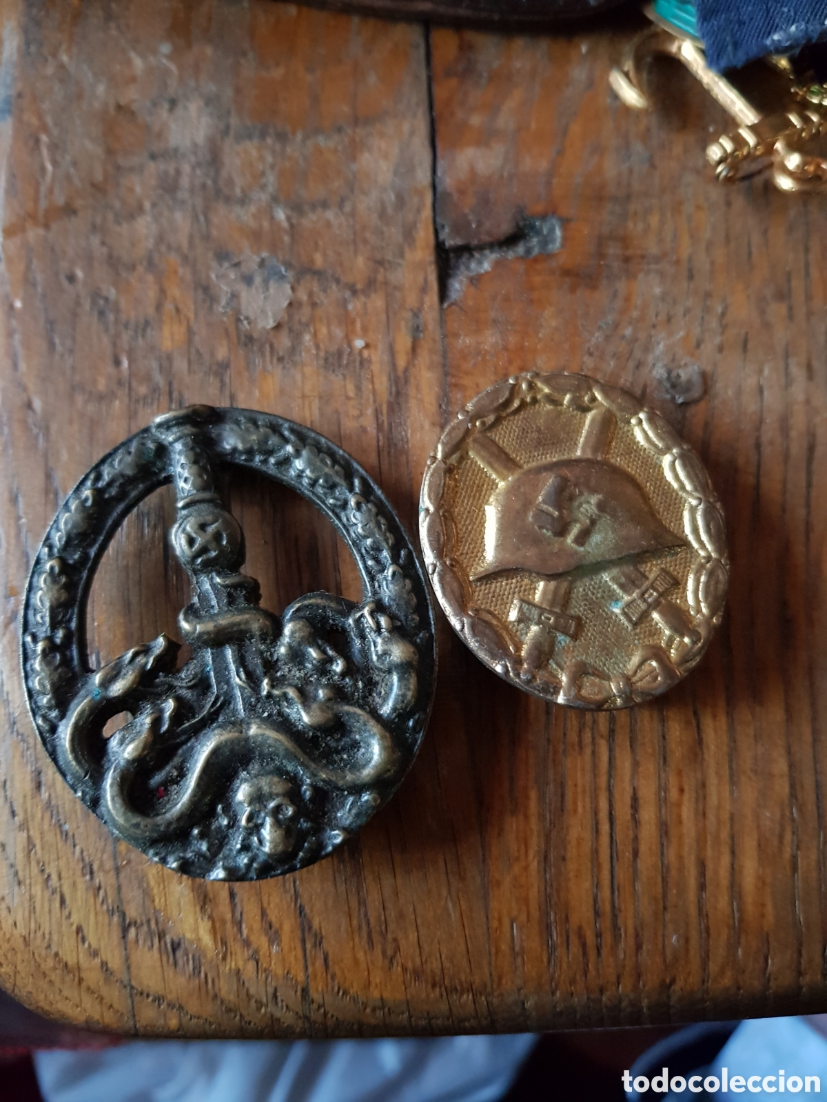 Coleccionismo: LOTE DE 2 INSIGNIAS DEL TERCER REICH REPLICAS