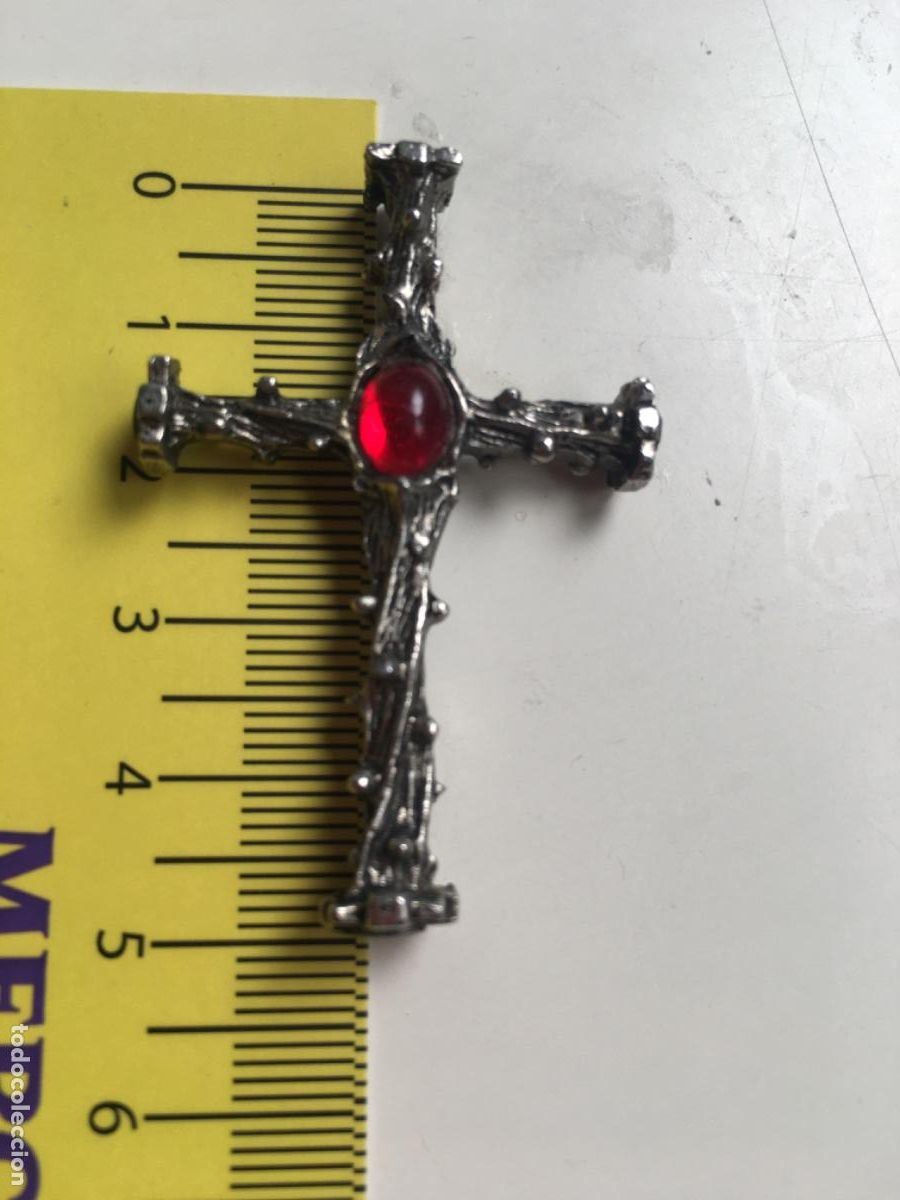 Coleccionismo: Crucifijo de metal con cristal rojo en el centro. 5x3,5 cm.
