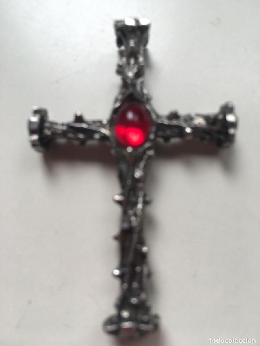 Coleccionismo: Crucifijo de metal con cristal rojo en el centro. 5x3,5 cm.