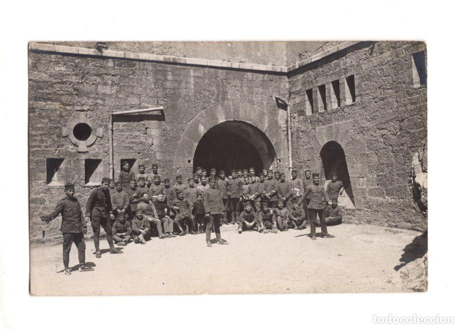 Coleccionismo: CAMPA&Ntilde;A DEL RIF - GRUPO DE MILITARES POSANDO FRENTE A LA ENTRADA ABOVEDADA DE UNA FORTIFICACI&Oacute;N.