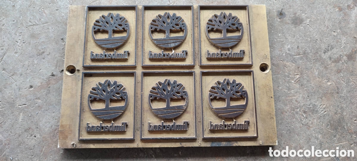 Coleccionismo: Placa bronce con sello tamp&oacute;n para corte de logotipos en cuero de la marca Timberland.