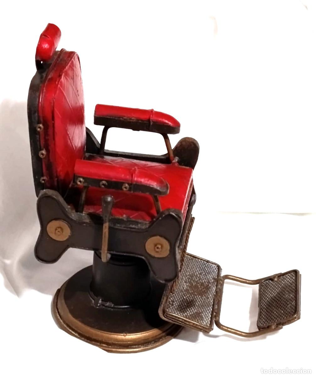 Coleccionismo: Silla de barbero vintage, de metal, a escala, dise&ntilde;o al detalle, procedente de antigua barber&iacute;a