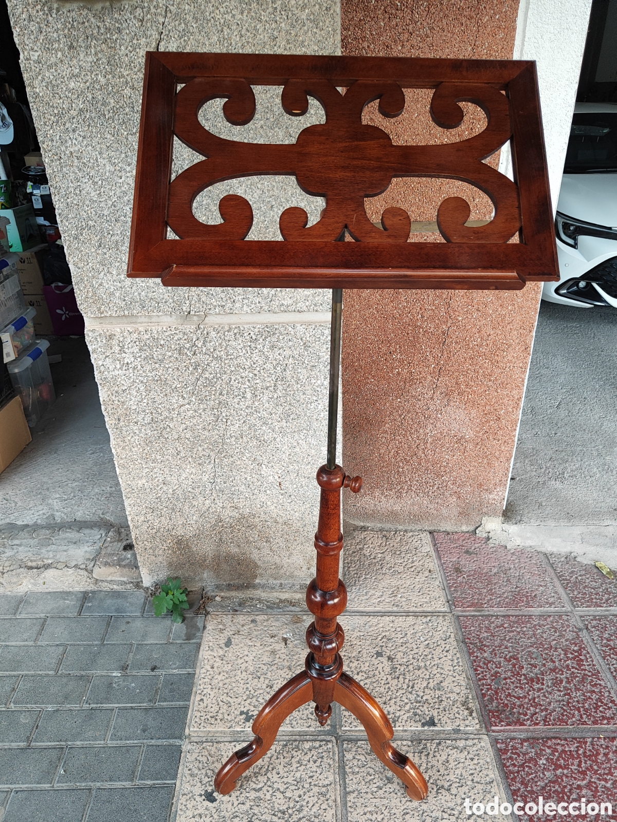 Coleccionismo: Atril de madera maciza nogal?