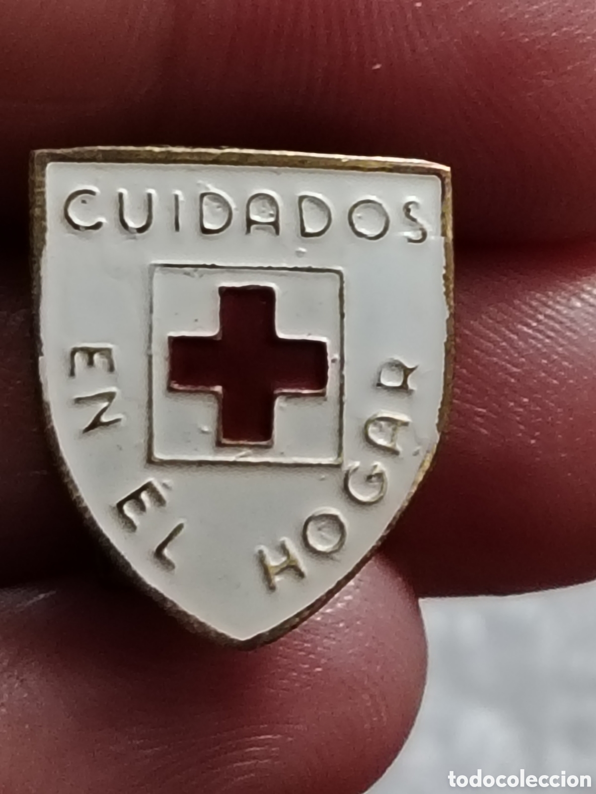 Coleccionismo: Insignia antigua Cuidados en el hogar (&Eacute;poca Franquista)