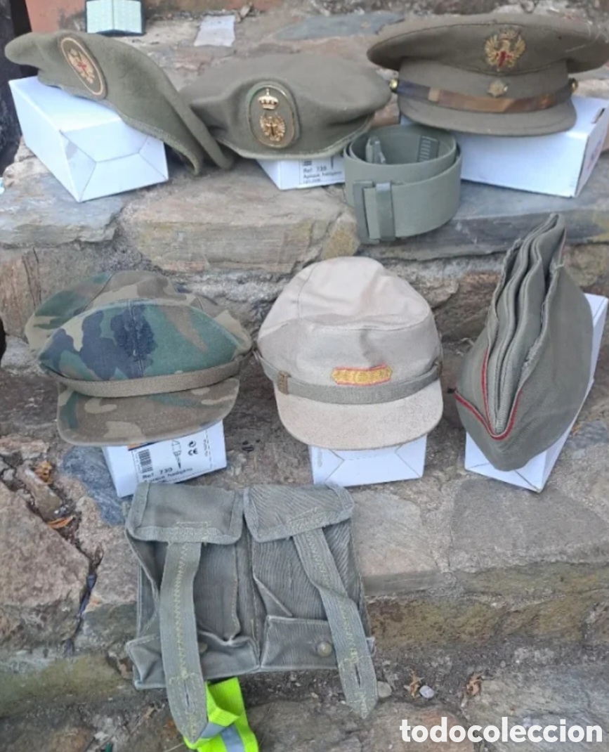Coleccionismo: Lote militar: Gorras, boinas, cintur&oacute;n cartuchera