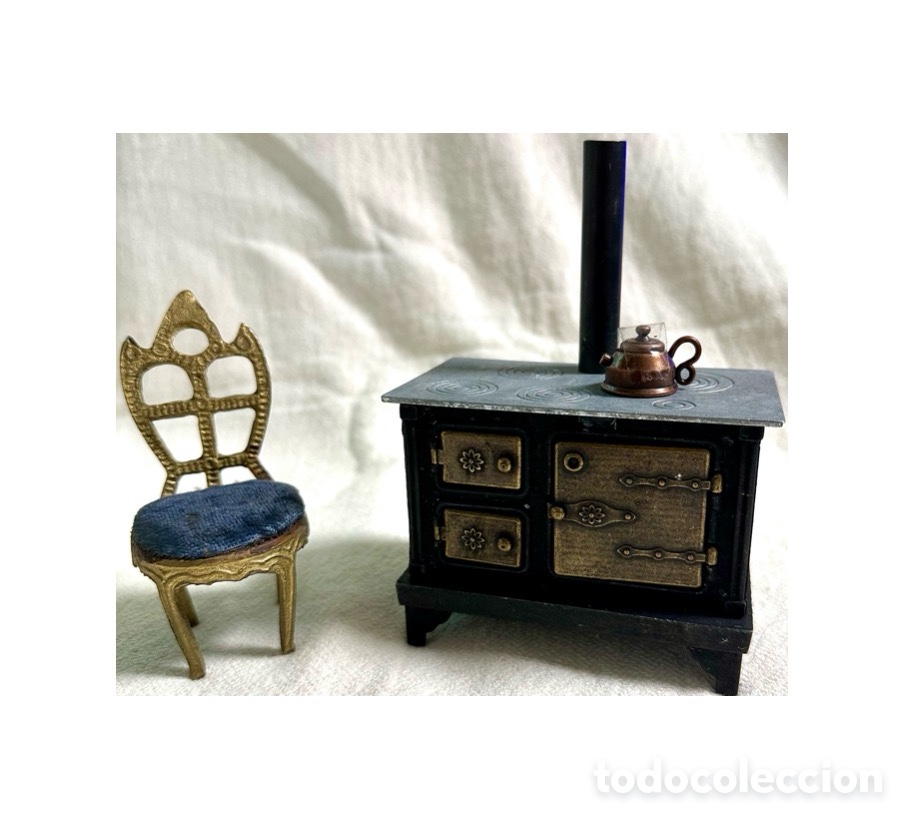 Coleccionismo: Miniaturas casa de mu&ntilde;ecas, cocina de carb&oacute;n de metal con tetera y silla de lat&oacute;n.